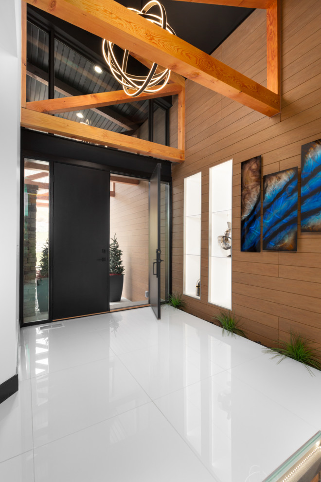 Idee per un grande ingresso moderno con pareti bianche, pavimento con piastrelle in ceramica, una porta a due ante, una porta nera, pavimento bianco e travi a vista
