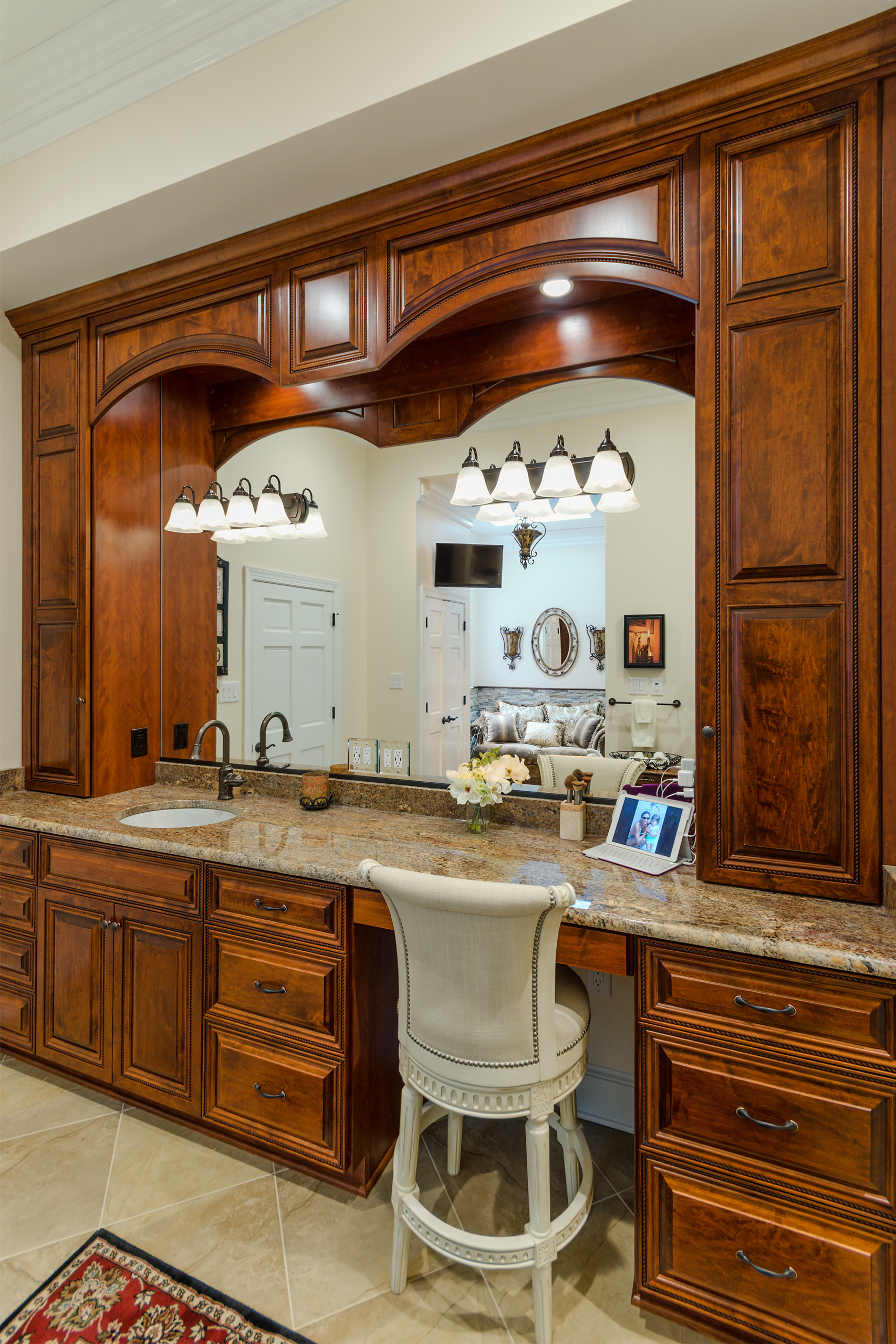 Traditional Woodgrain Ladies Dressing Room