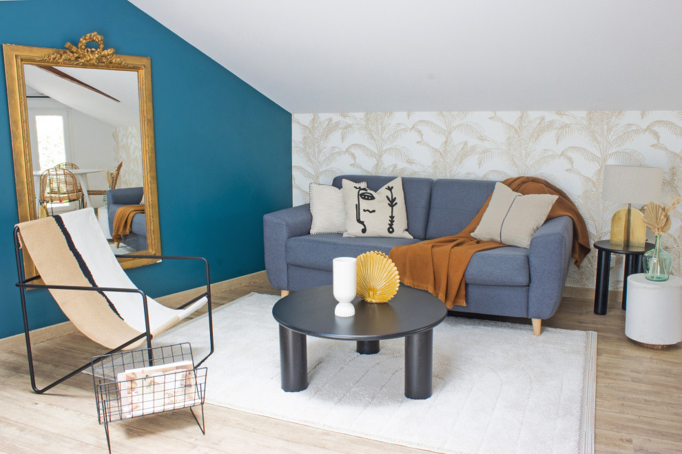 На фото: двухуровневая гостиная комната среднего размера в современном стиле с синими стенами, светлым паркетным полом и обоями на стенах без телевизора