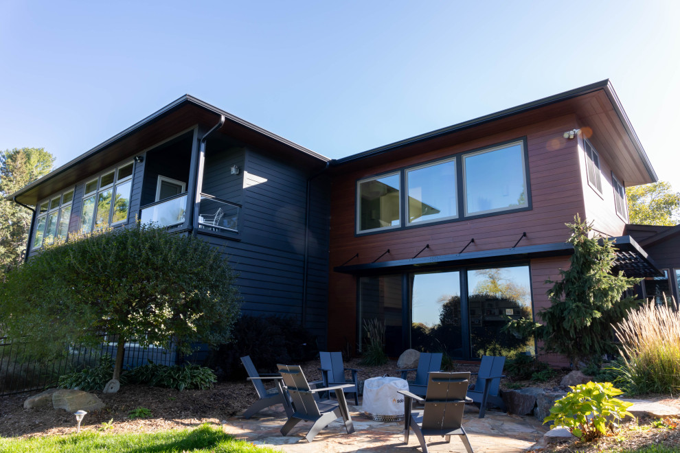 Geräumiges, Zweistöckiges Modernes Einfamilienhaus mit Mix-Fassade und grauer Fassadenfarbe in Minneapolis