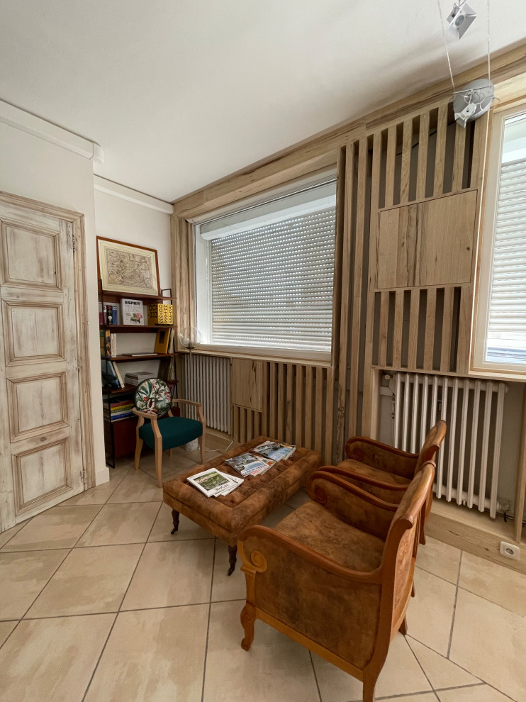 Großes Stilmix Arbeitszimmer mit Arbeitsplatz, beiger Wandfarbe, Keramikboden, freistehendem Schreibtisch, beigem Boden und Holzdielenwänden in Marseille