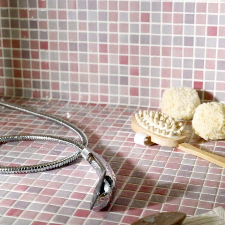 Esempio di una stanza da bagno di medie dimensioni con lastra di vetro, pavimento con piastrelle a mosaico, piastrelle grigie e pareti grigie