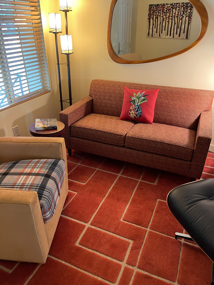 Ispirazione per un piccolo soggiorno minimalista aperto con parquet scuro, nessuna TV e pavimento arancione