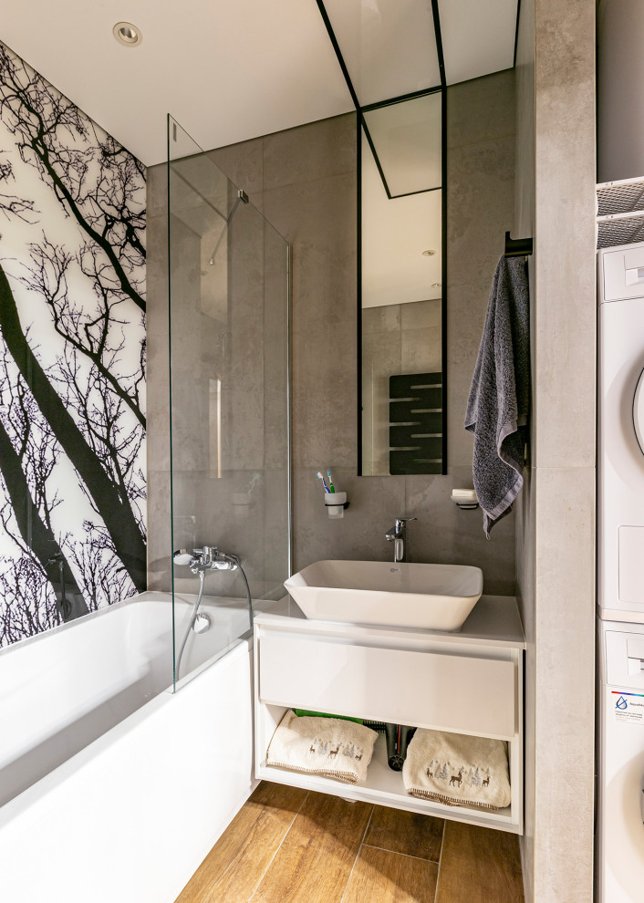 Idéer för att renovera ett mellanstort funkis badrum med dusch, med vita skåp, ett hörnbadkar, en hörndusch, grå kakel, stenkakel, beige väggar, laminatgolv, ett nedsänkt handfat, brunt golv och dusch med skjutdörr