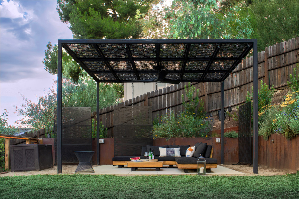 Idee per un giardino industriale esposto in pieno sole di medie dimensioni e dietro casa in primavera con graniglia di granito e recinzione in legno