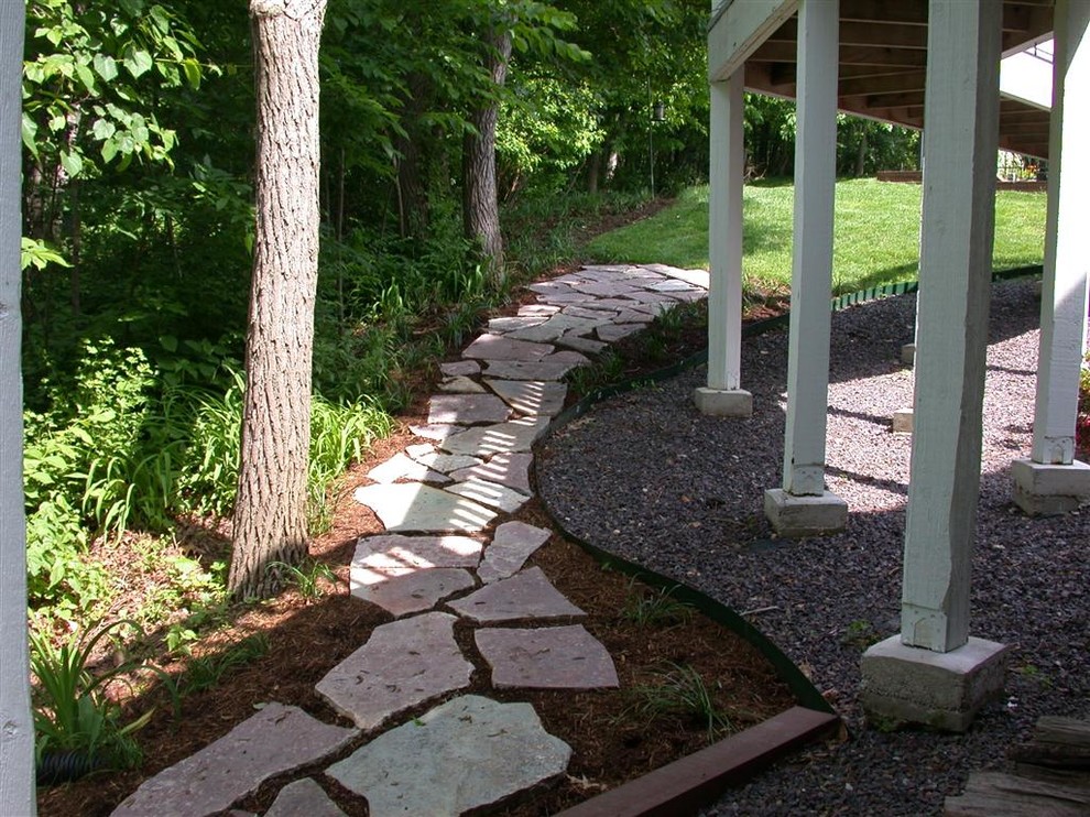 Inspiration for a traditional driveway in St Louis.