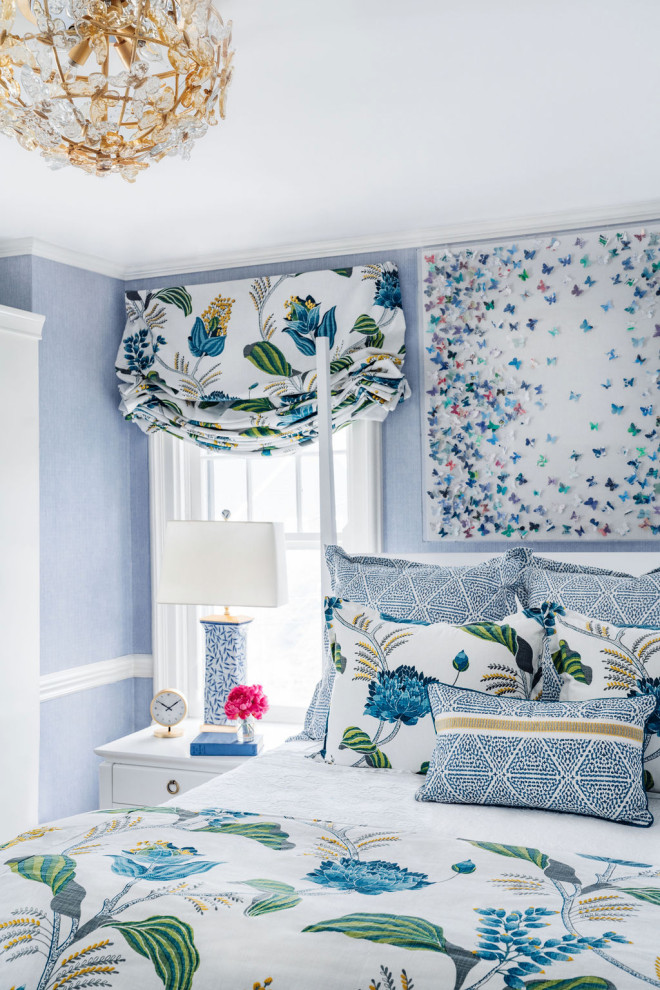 シンシナティにある中くらいなトラディショナルスタイルのおしゃれな客用寝室 (青い壁、無垢フローリング、暖炉なし、茶色い床、壁紙) のレイアウト