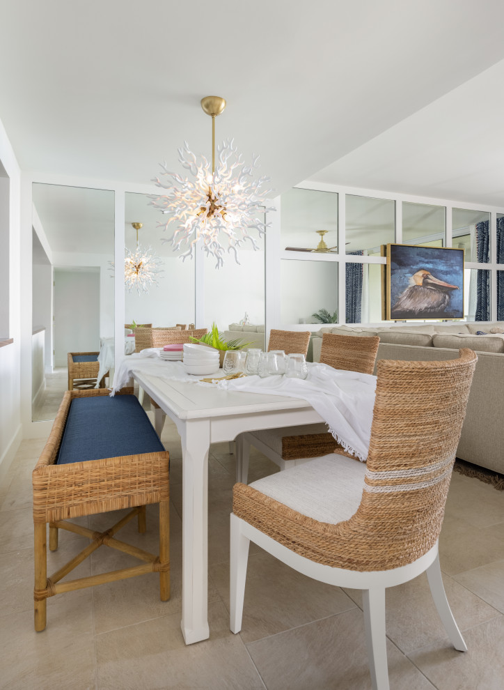 Idée de décoration pour une salle à manger ouverte sur la cuisine marine de taille moyenne avec un mur blanc, un sol en carrelage de céramique et un sol beige.