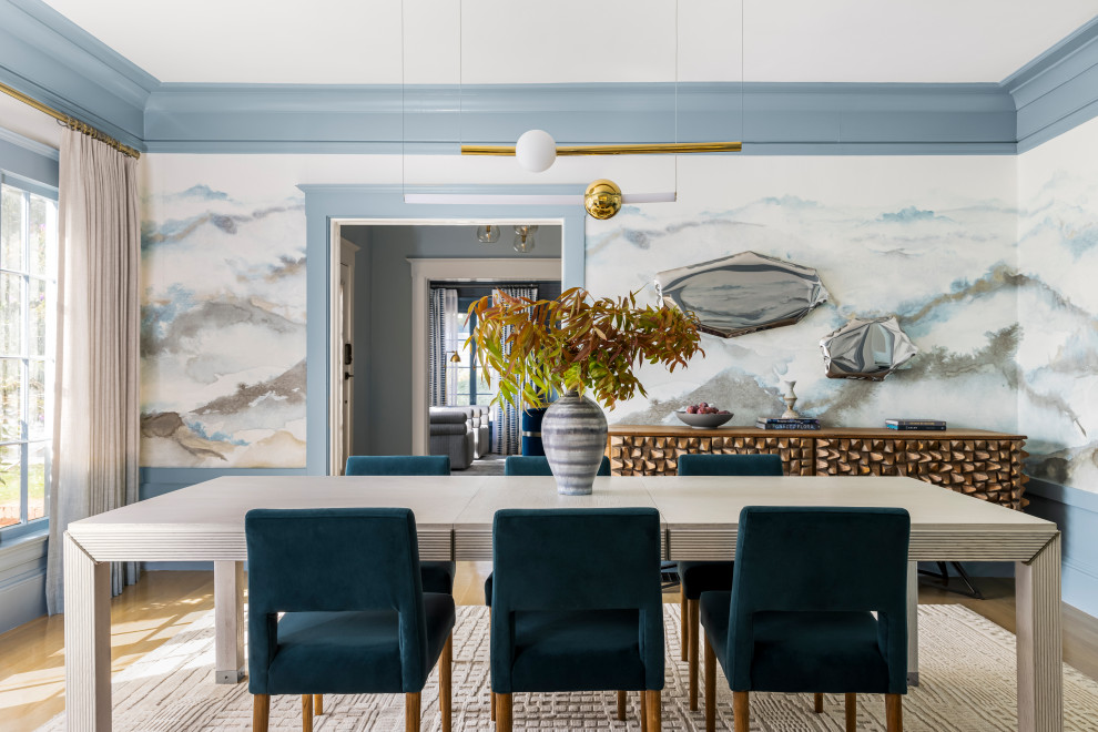Réalisation d'une salle à manger ouverte sur la cuisine tradition de taille moyenne avec un mur multicolore, parquet clair et un sol beige.