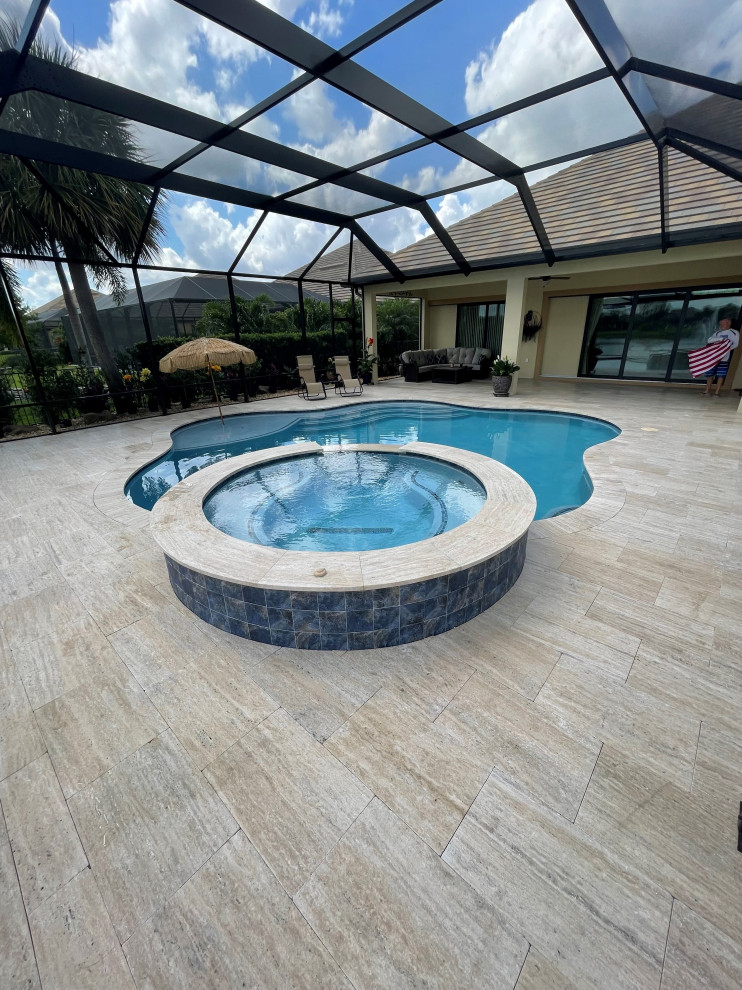 Idee per una piscina naturale personalizzata dietro casa con paesaggistica bordo piscina e pedane