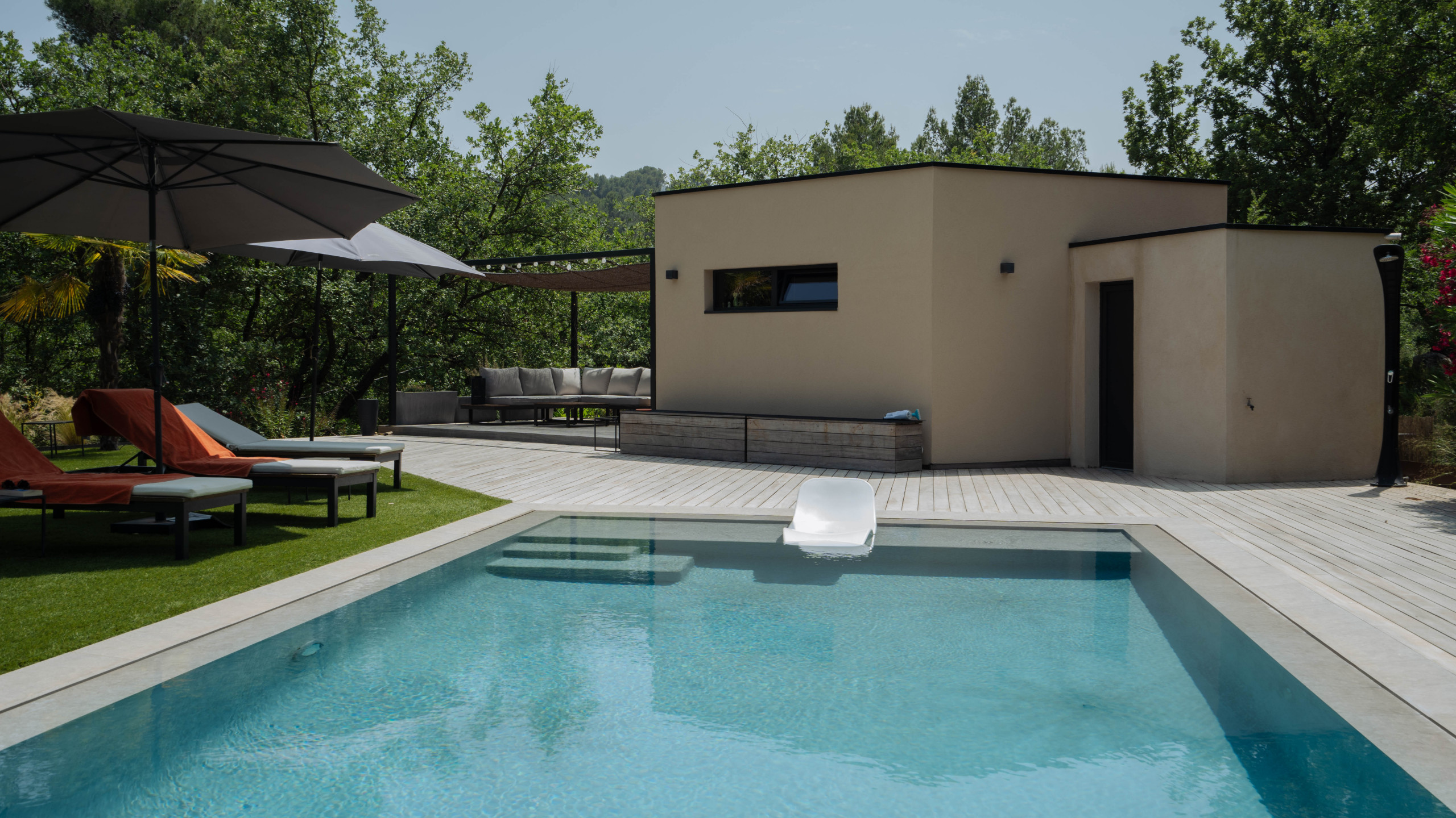 piscine miroir et pool-house