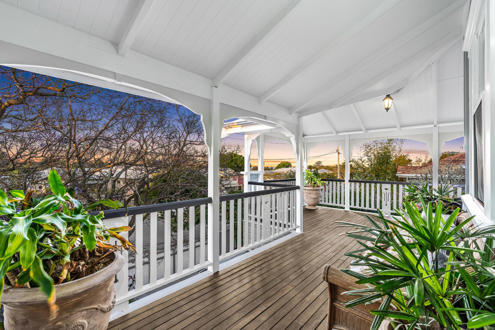 Design ideas for a mid-sized traditional rooftop deck in Brisbane with a roof extension.