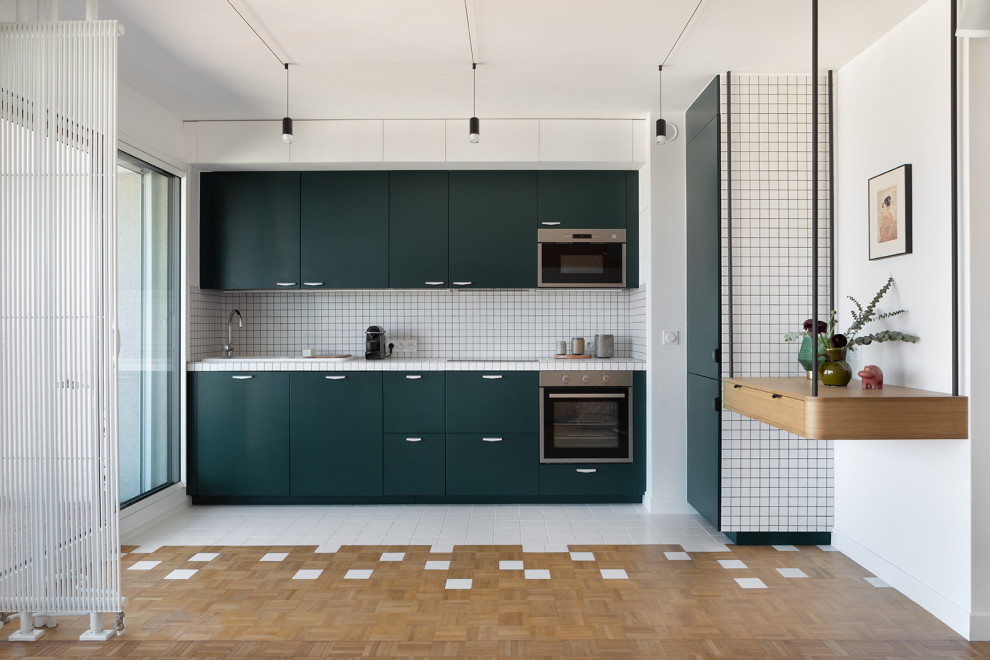 Einzeilige, Mittelgroße Moderne Küche ohne Insel mit offenen Schränken, grünen Schränken, Arbeitsplatte aus Fliesen und weißer Arbeitsplatte in Paris