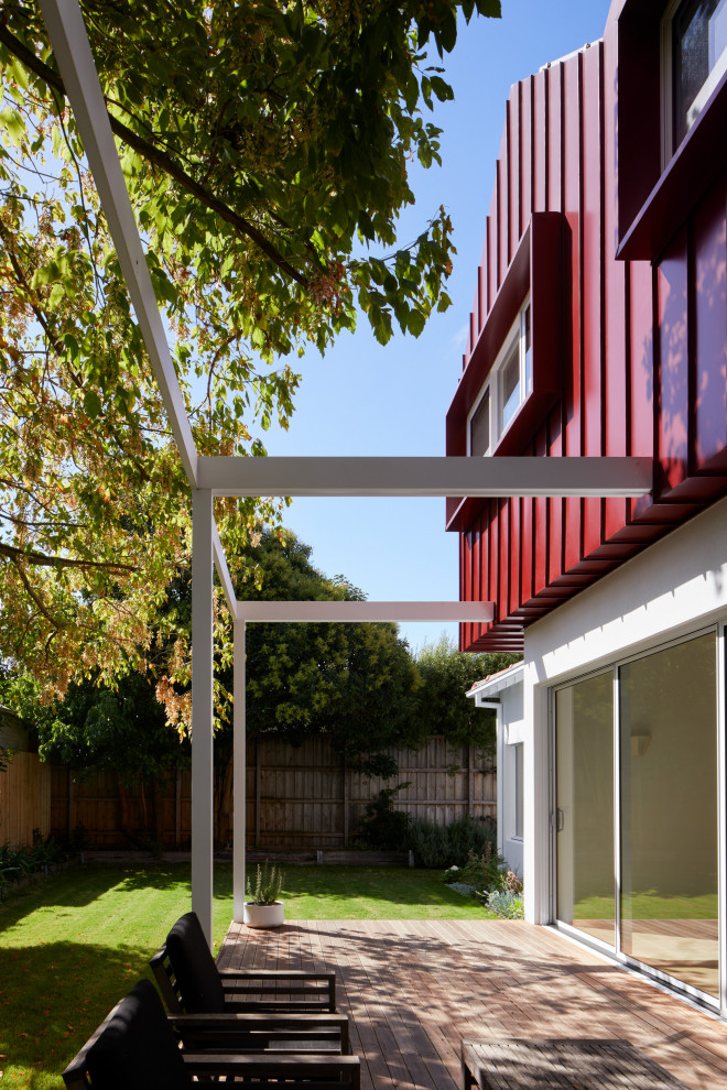 Mittelgroßes, Zweistöckiges Nordisches Einfamilienhaus mit Metallfassade und roter Fassadenfarbe in Melbourne
