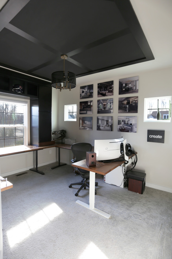 Idéer för mellanstora lantliga arbetsrum, med vita väggar, heltäckningsmatta och beiget golv