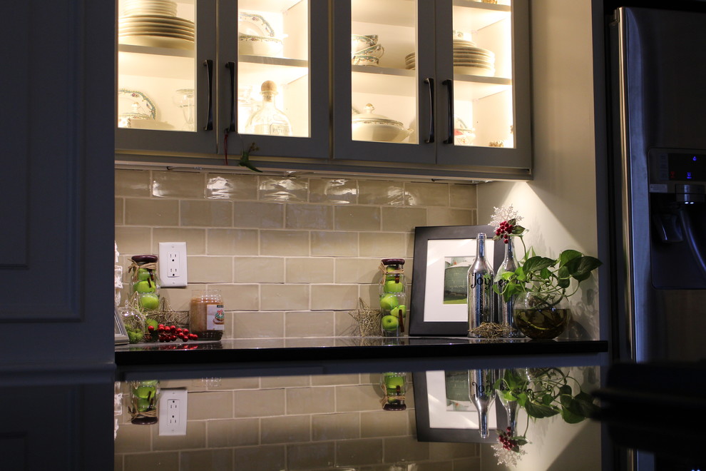 Transitional kitchen photo in Detroit