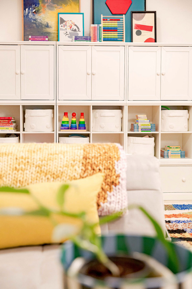 Cette photo montre une petite chambre d'enfant de 4 à 10 ans éclectique avec un mur blanc, parquet clair et un sol marron.