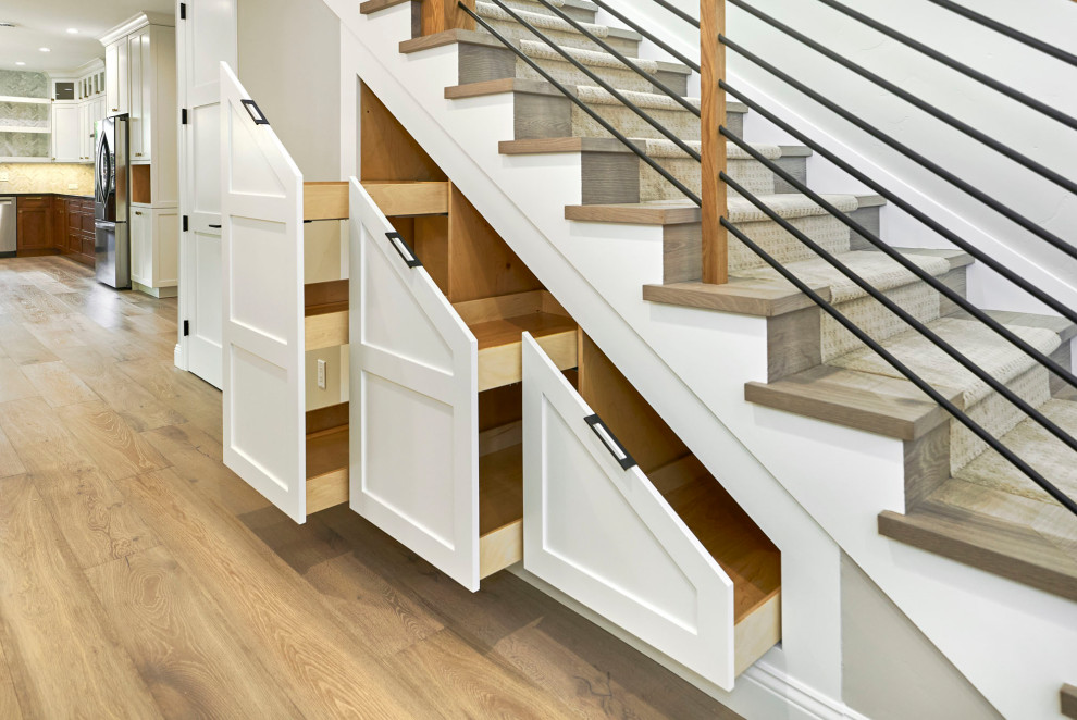 Diseño de escalera recta clásica renovada de tamaño medio con escalones enmoquetados, contrahuellas enmoquetadas y barandilla de metal