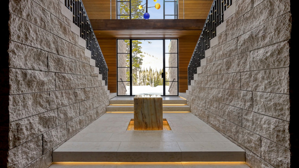 Esempio di un grande ingresso minimalista con pareti multicolore, pavimento in pietra calcarea, una porta singola, una porta in vetro, pavimento beige e soffitto in legno