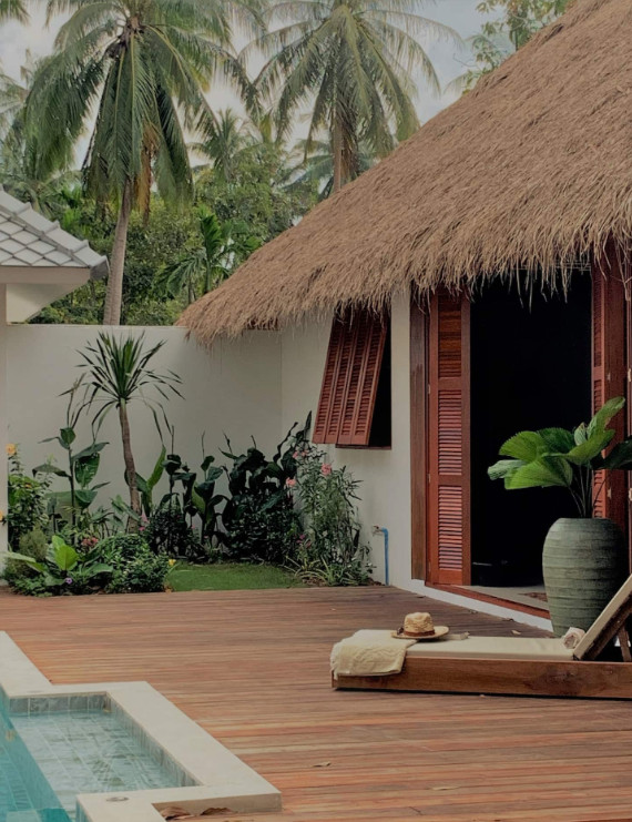 Esempio di una grande terrazza tropicale in cortile e a piano terra con un tetto a sbalzo e parapetto in legno