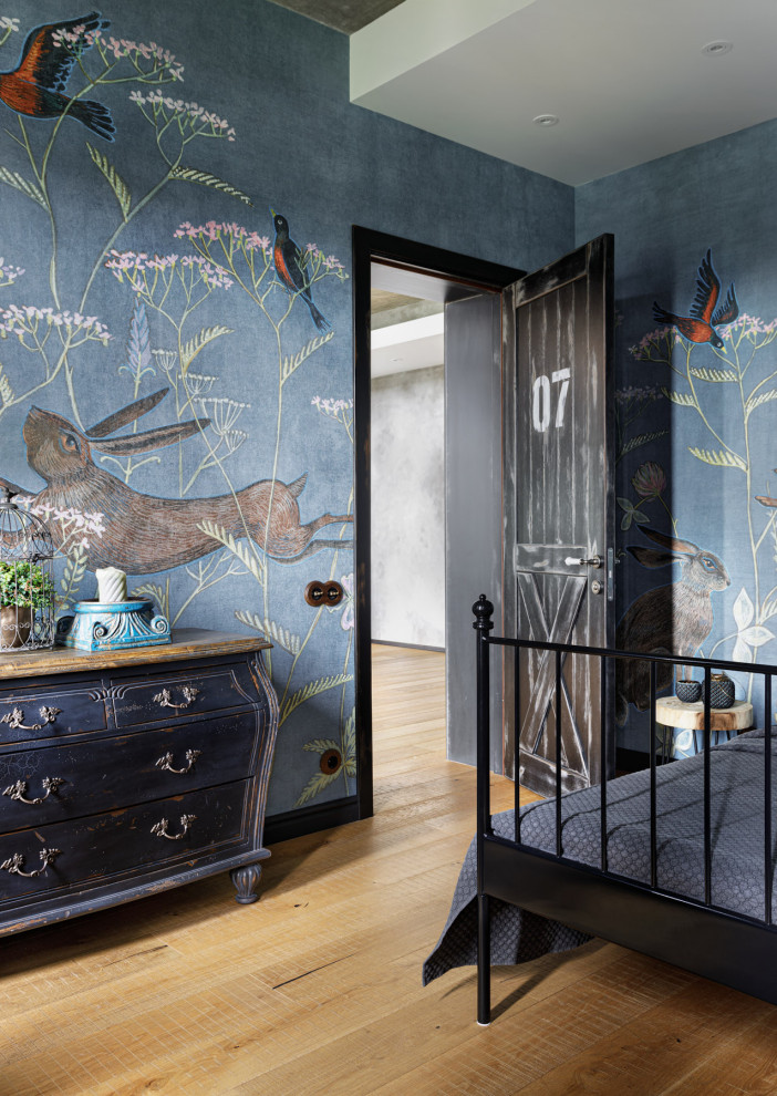 Imagen de habitación de invitados industrial grande con paredes grises, suelo de madera en tonos medios, suelo beige, bandeja y papel pintado