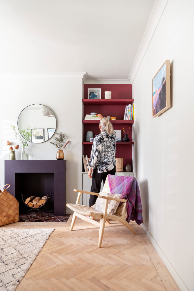 Imagen de biblioteca en casa abierta escandinava de tamaño medio con paredes blancas, suelo de madera clara, estufa de leña, marco de chimenea de madera, suelo blanco y vigas vistas