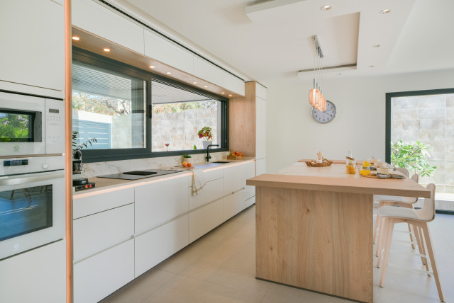 Cocina con isla mediterranean-kitchen