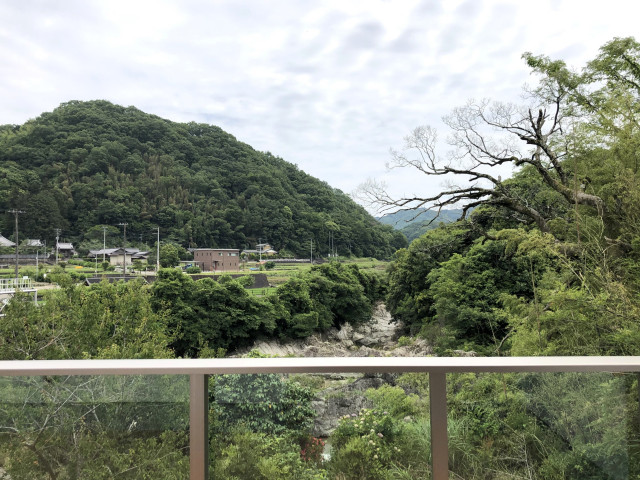 塩江の家（減築・リノベーション） japones-moderno-terraza-y-balcon
