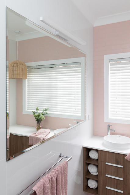 Compact Bathroom | Pink and Bright moderne-badevaerelse