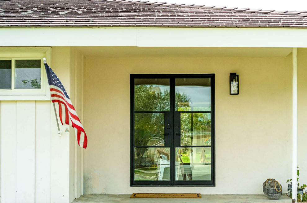 Einstöckiges Uriges Einfamilienhaus mit gestrichenen Ziegeln, beiger Fassadenfarbe, Satteldach, Schindeldach, braunem Dach und Schindeln in Orange County