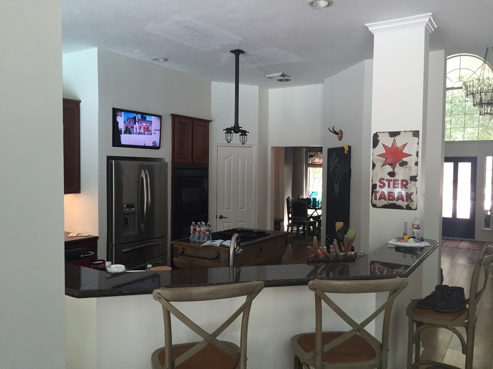 Kitchen - transitional kitchen idea in Houston