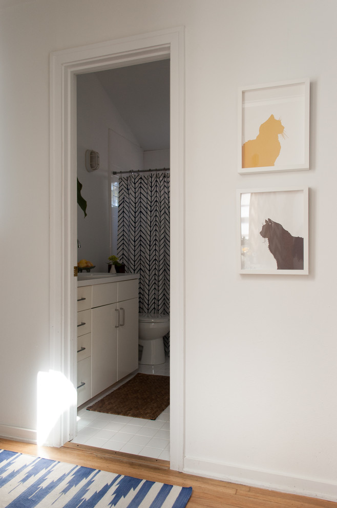 Example of an eclectic hallway design in Dallas