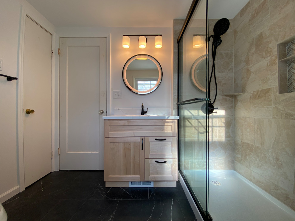 Foto på ett mellanstort funkis badrum med dusch, med beige skåp, en dubbeldusch, en toalettstol med hel cisternkåpa, vita väggar, klinkergolv i keramik, ett integrerad handfat, svart golv och dusch med skjutdörr