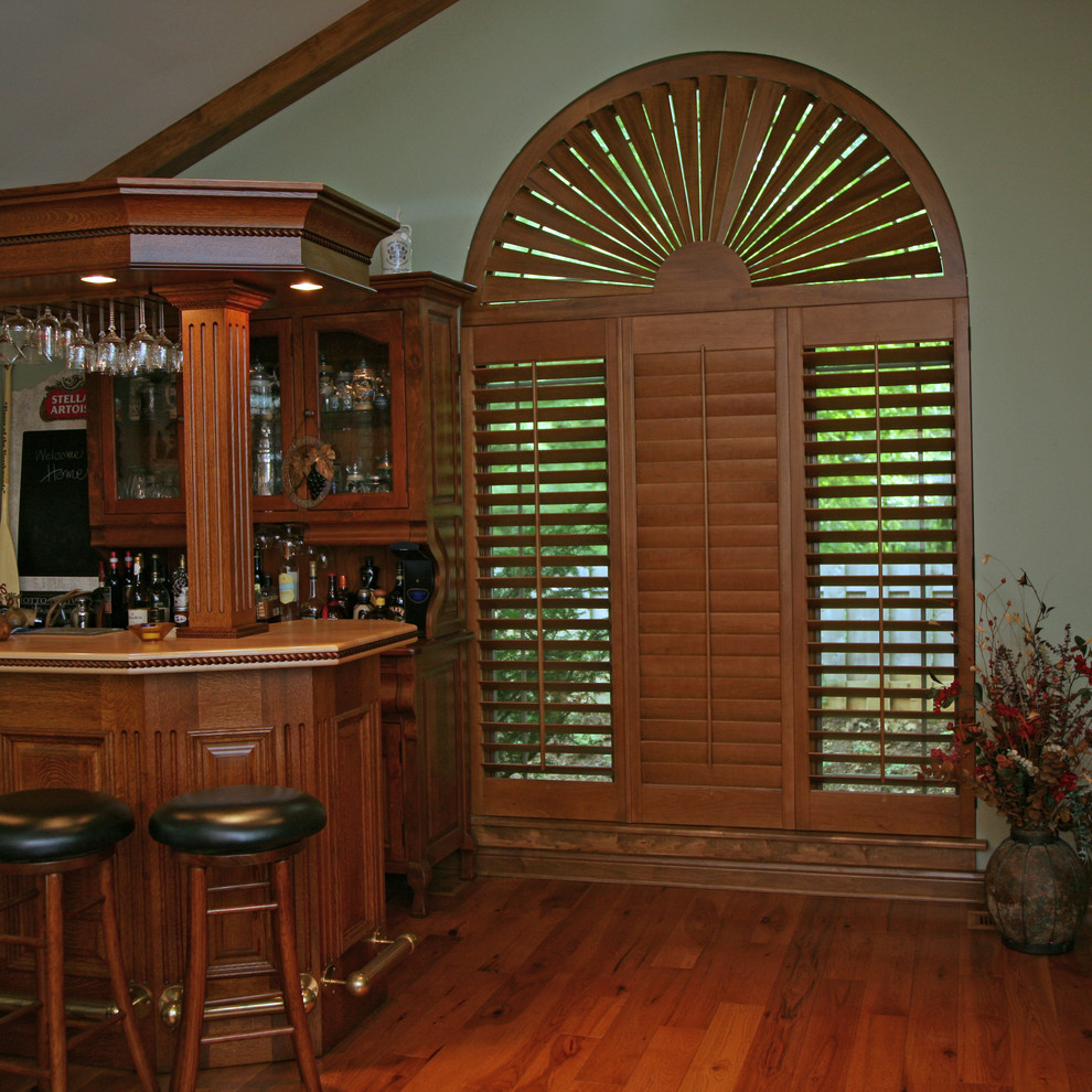 Transitional home design photo in Milwaukee