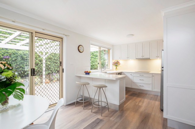 Kitchen with Amara bench tops moderne-koekken
