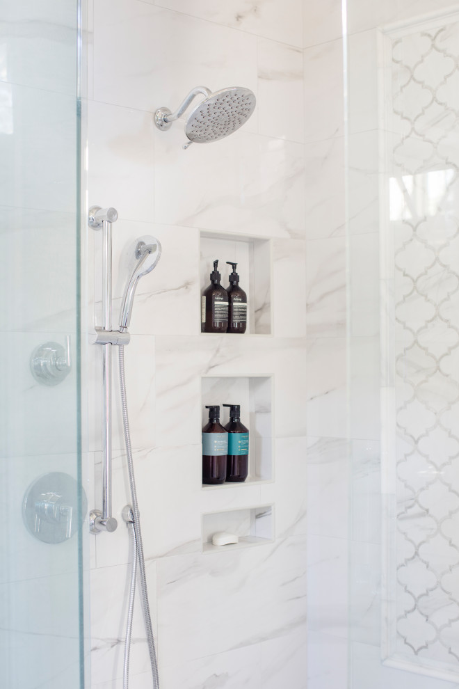 Idéer för ett mellanstort klassiskt grå en-suite badrum, med luckor med infälld panel, grå skåp, vit kakel, porslinskakel, klinkergolv i porslin, ett undermonterad handfat, bänkskiva i kvarts, vitt golv, dusch med gångjärnsdörr och ett fristående badkar