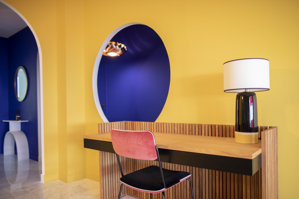 Идея дизайна: кабинет в современном стиле с желтыми стенами и мраморным полом