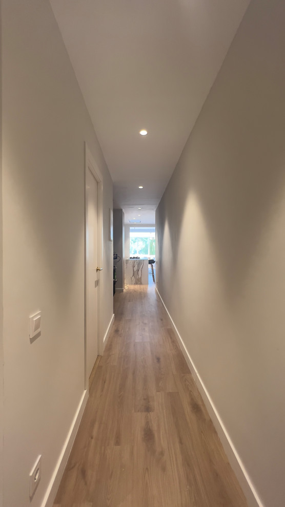 Idee per un ingresso o corridoio design di medie dimensioni con pareti grigie, parquet chiaro e pavimento marrone