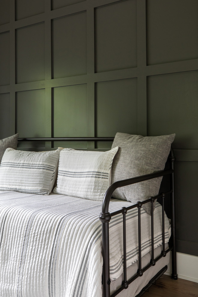 Esempio di una camera degli ospiti stile marinaro di medie dimensioni con pareti verdi, pavimento in legno massello medio, pavimento beige, soffitto in legno e pannellatura