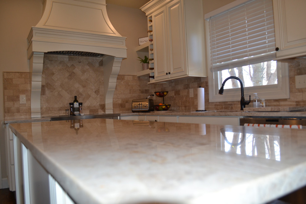 Transitional kitchen photo in Cincinnati