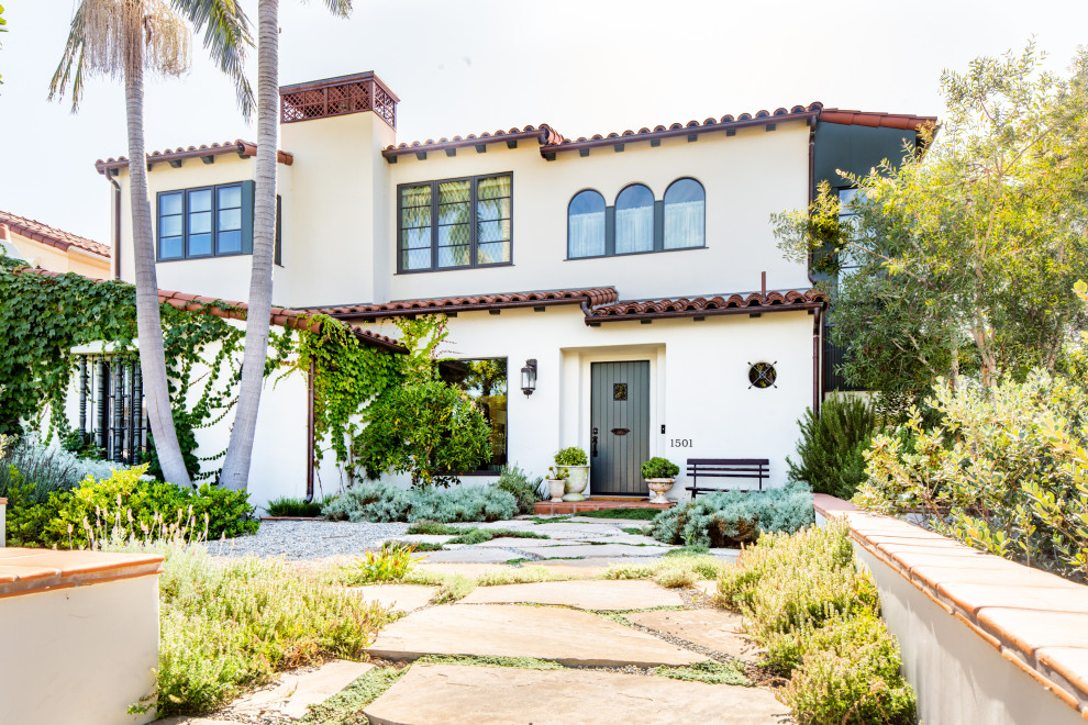 Zweistöckiges Mediterranes Einfamilienhaus mit Putzfassade, weißer Fassadenfarbe, Ziegeldach und rotem Dach in Los Angeles