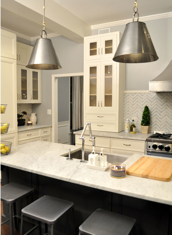 Transitional kitchen photo in Chicago