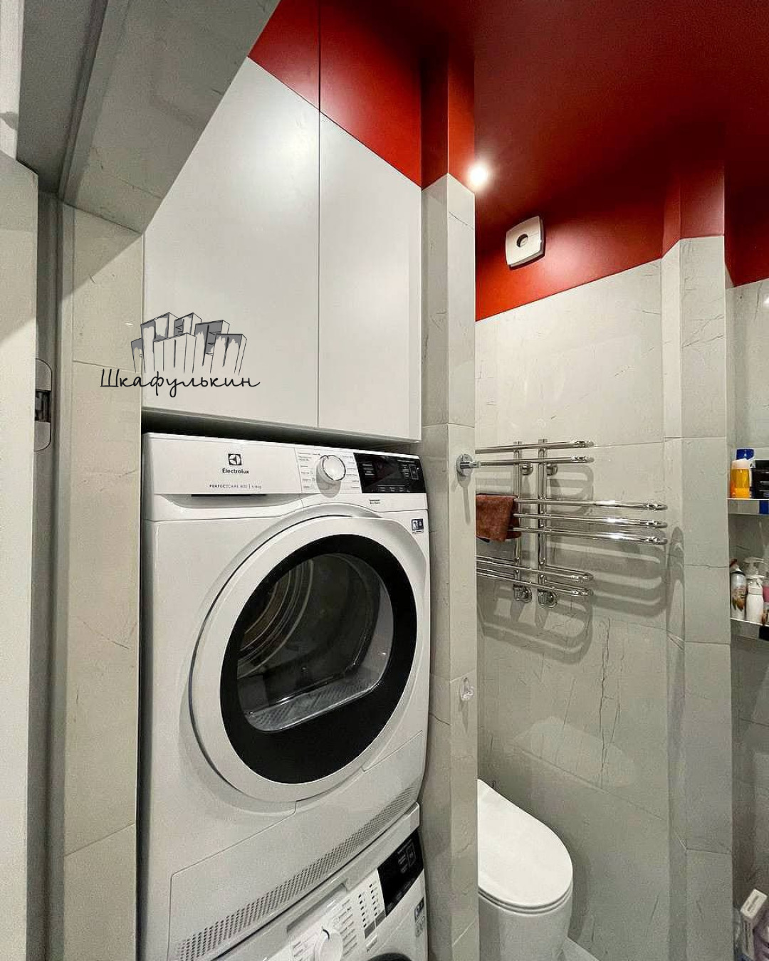 Яркая прихожая и меблировка ванной комнаты