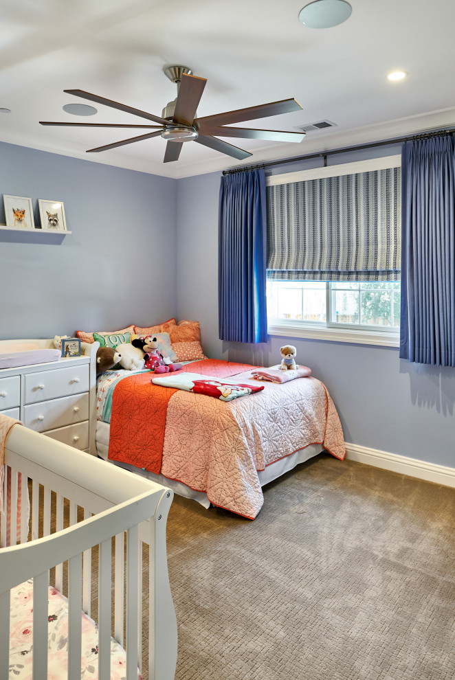 Ispirazione per una camera da letto chic di medie dimensioni con moquette, pavimento beige e pareti blu