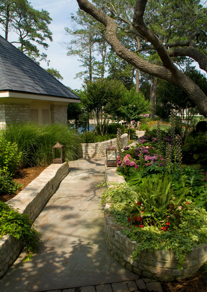 Inspiration for a traditional shaded garden in Richmond.
