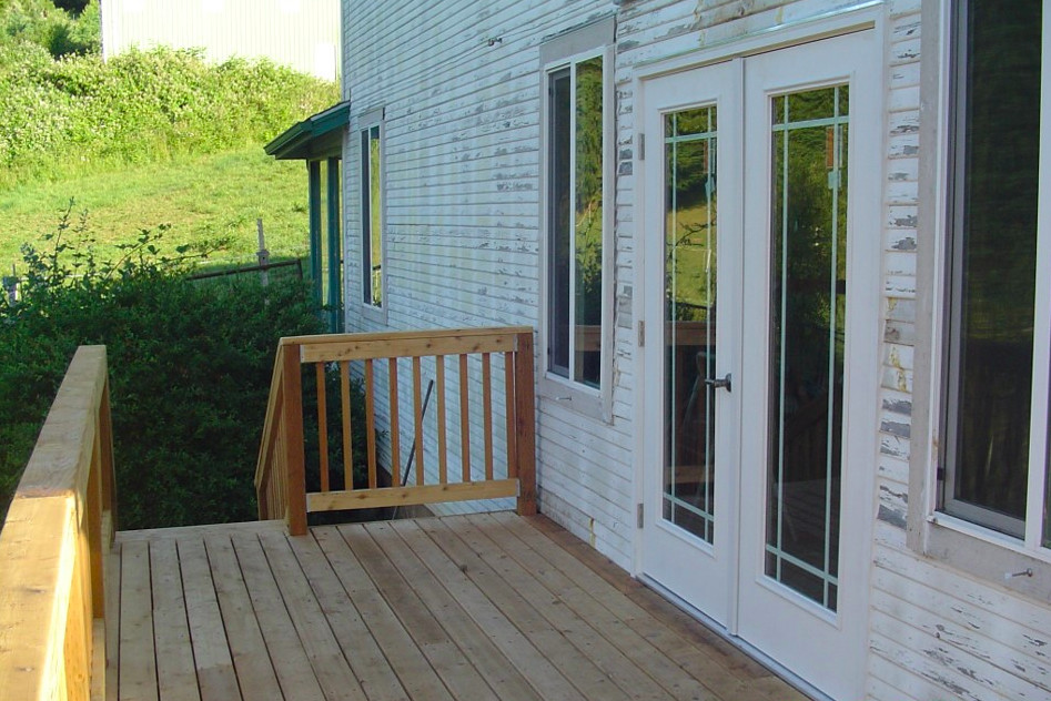 Example of a mid-sized classic backyard deck design with no cover