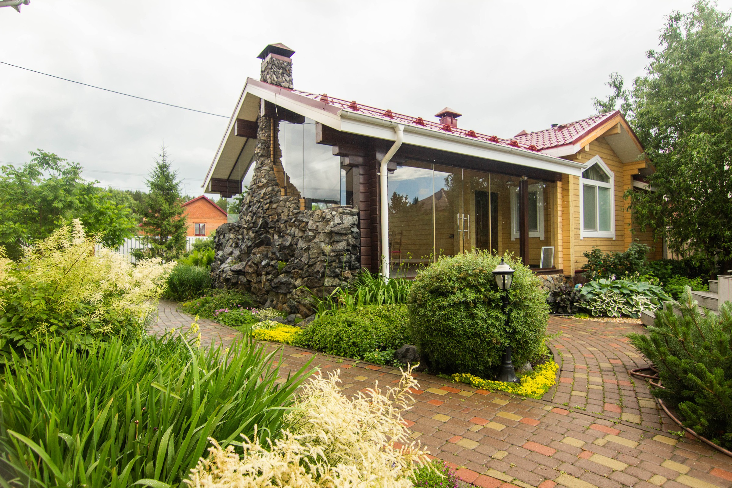 Сад с зеленой крышей