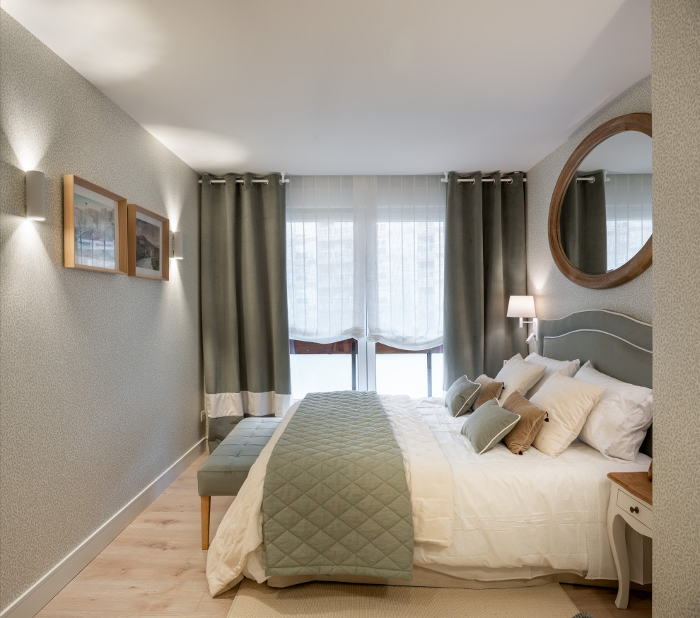 Стильный дизайн: хозяйская спальня среднего размера в стиле неоклассика (современная классика) с зелеными стенами, полом из ламината, коричневым полом и обоями на стенах без камина - последний тренд