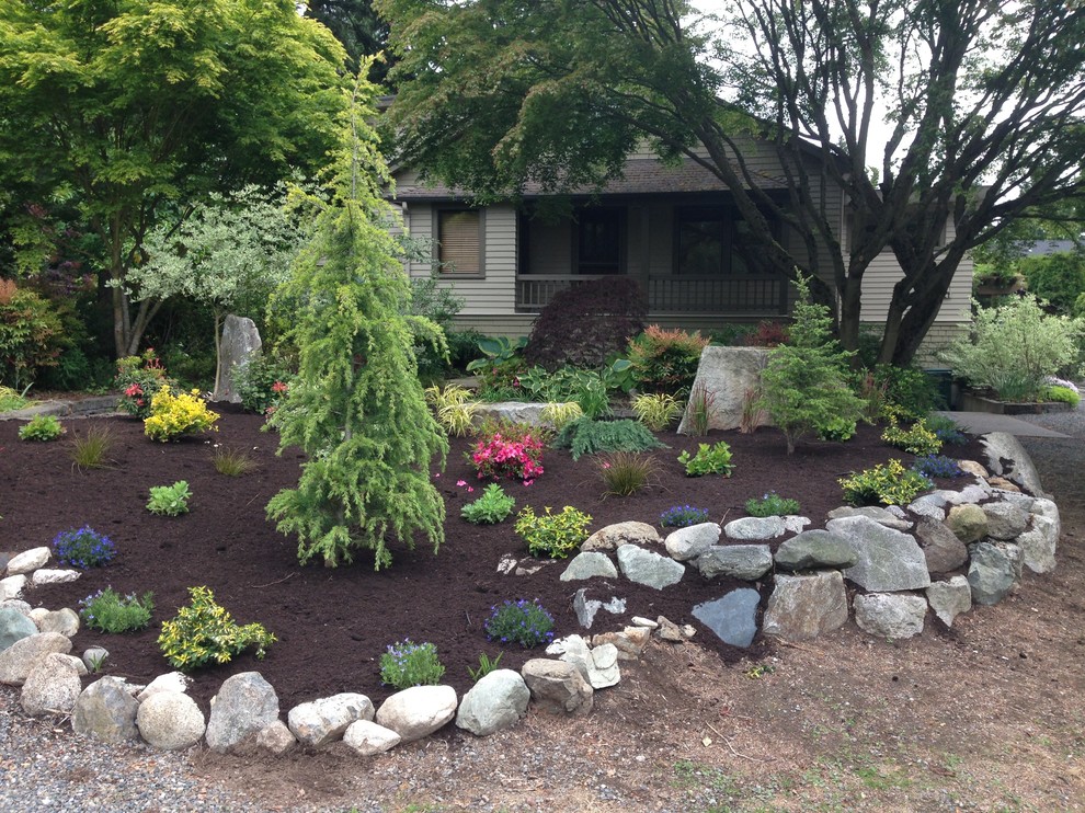 Mid-sized traditional front yard partial sun garden in Seattle with mulch.