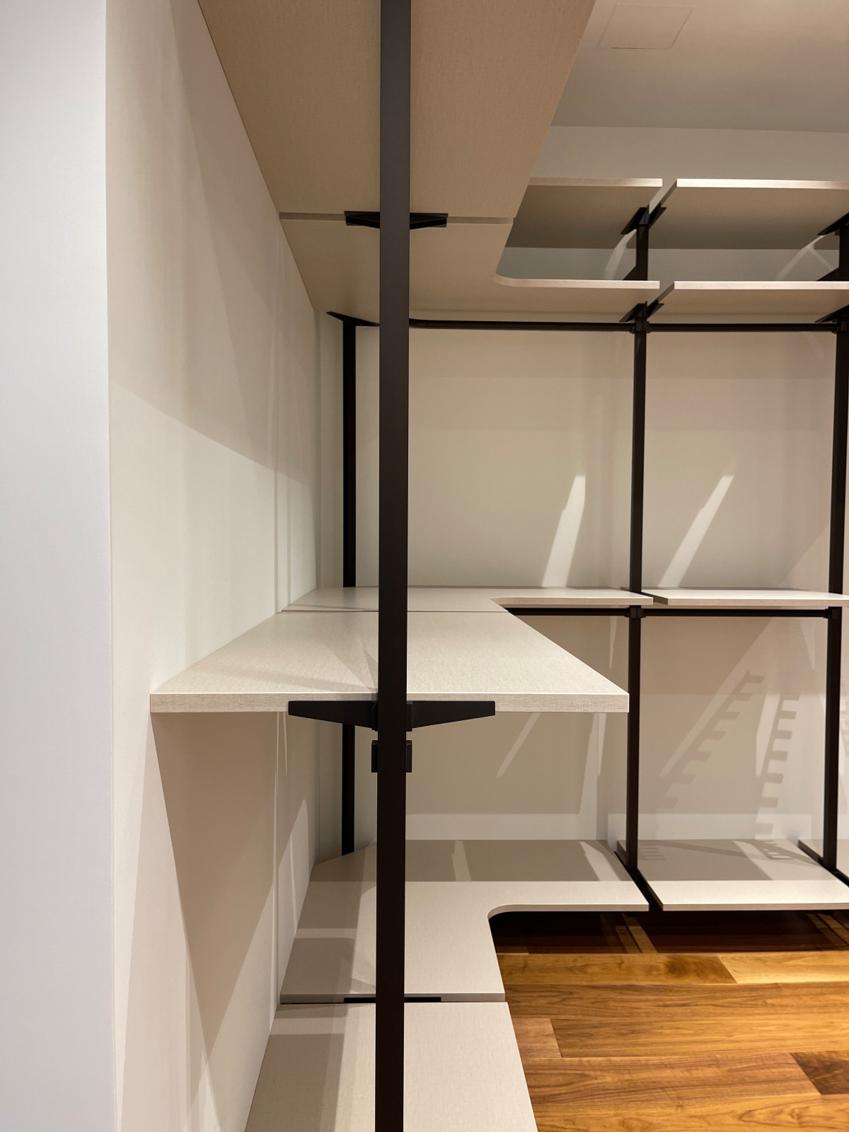 Распашной шкаф с системой RPE raumplus и Гардеробная система UNO raumplus